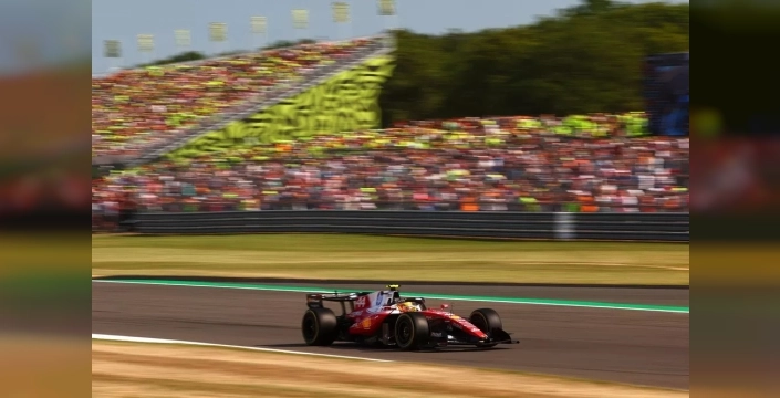Silverstone'da Hamilton pole pozisyonunu kazandı, Antonelli ikinci sırada