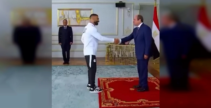 Sisi'nin milli takıma uyguladığı 'mesafeli' protokol, futbolcuları zor durumda bıraktı: Eğilmek zorunda kaldılar!