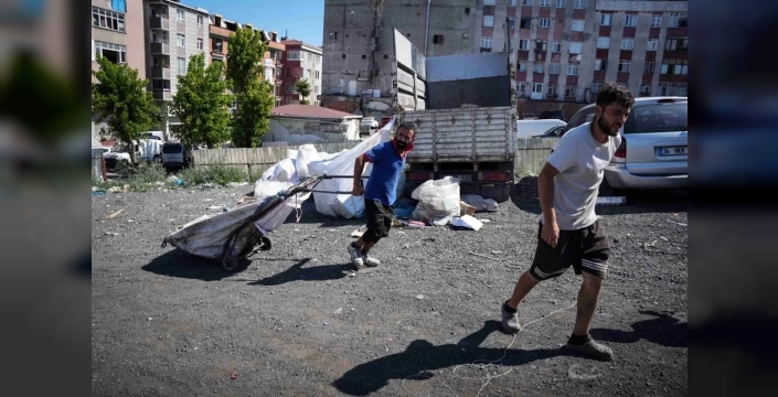 Yeni sistem, sokak toplayıcılarının gelirini yarı yarıya düşürdü