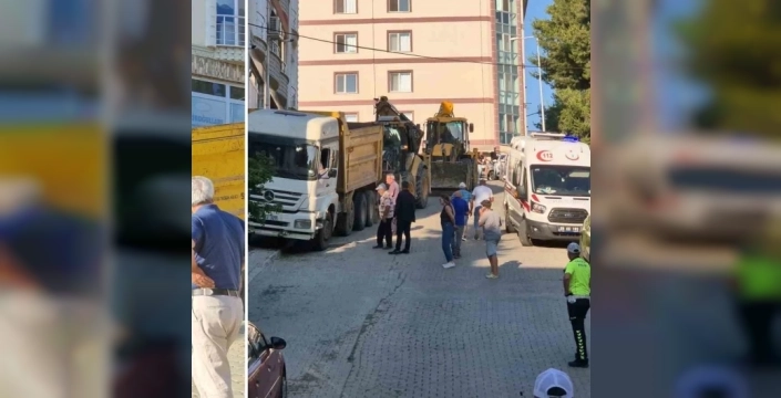 Yokuş aşağı kontrolden çıkan kamyon evi adeta deldi: 'Deprem sandık!